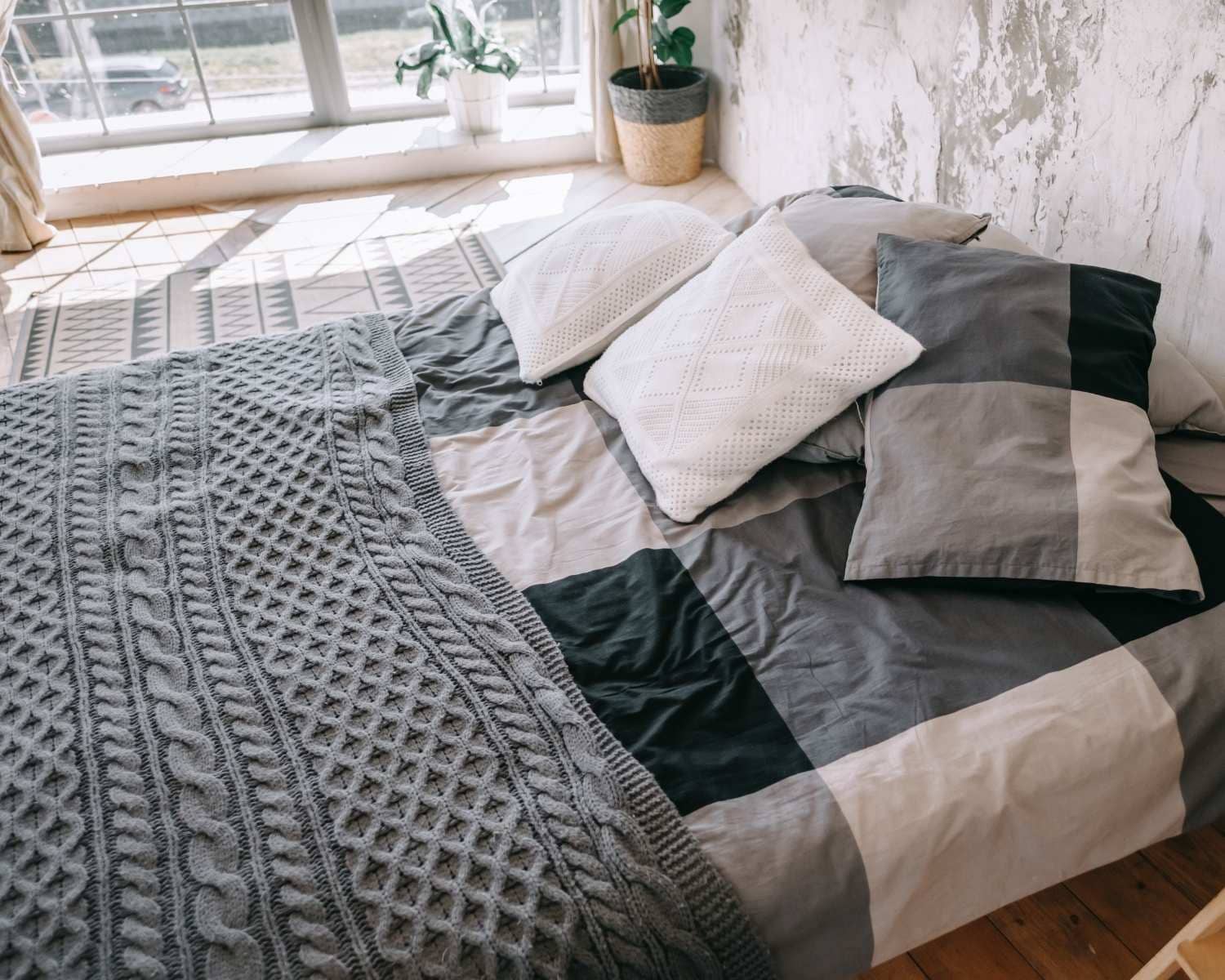 Cusions and blanket for Cozy Room